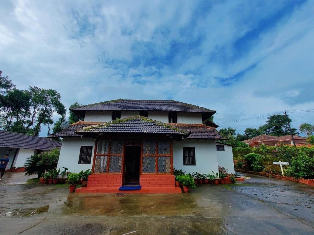 Sardar Bahadur'S Heritage Bungalow Estate Stay Napoklu Luaran gambar
