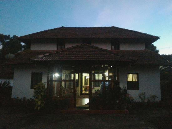 Sardar Bahadur'S Heritage Bungalow Estate Stay Napoklu Luaran gambar